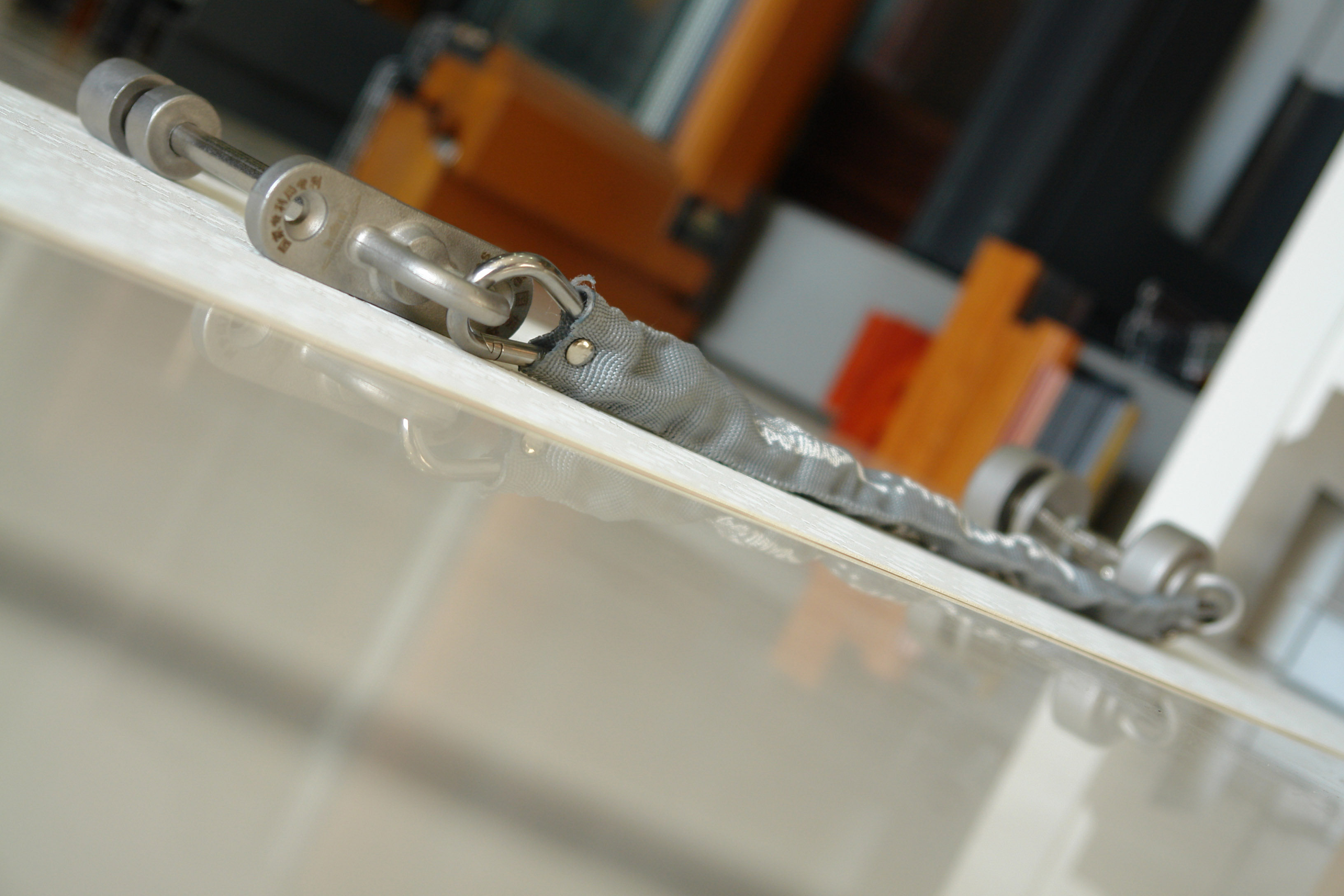 防倒鏈，一種玻璃門安全裝置