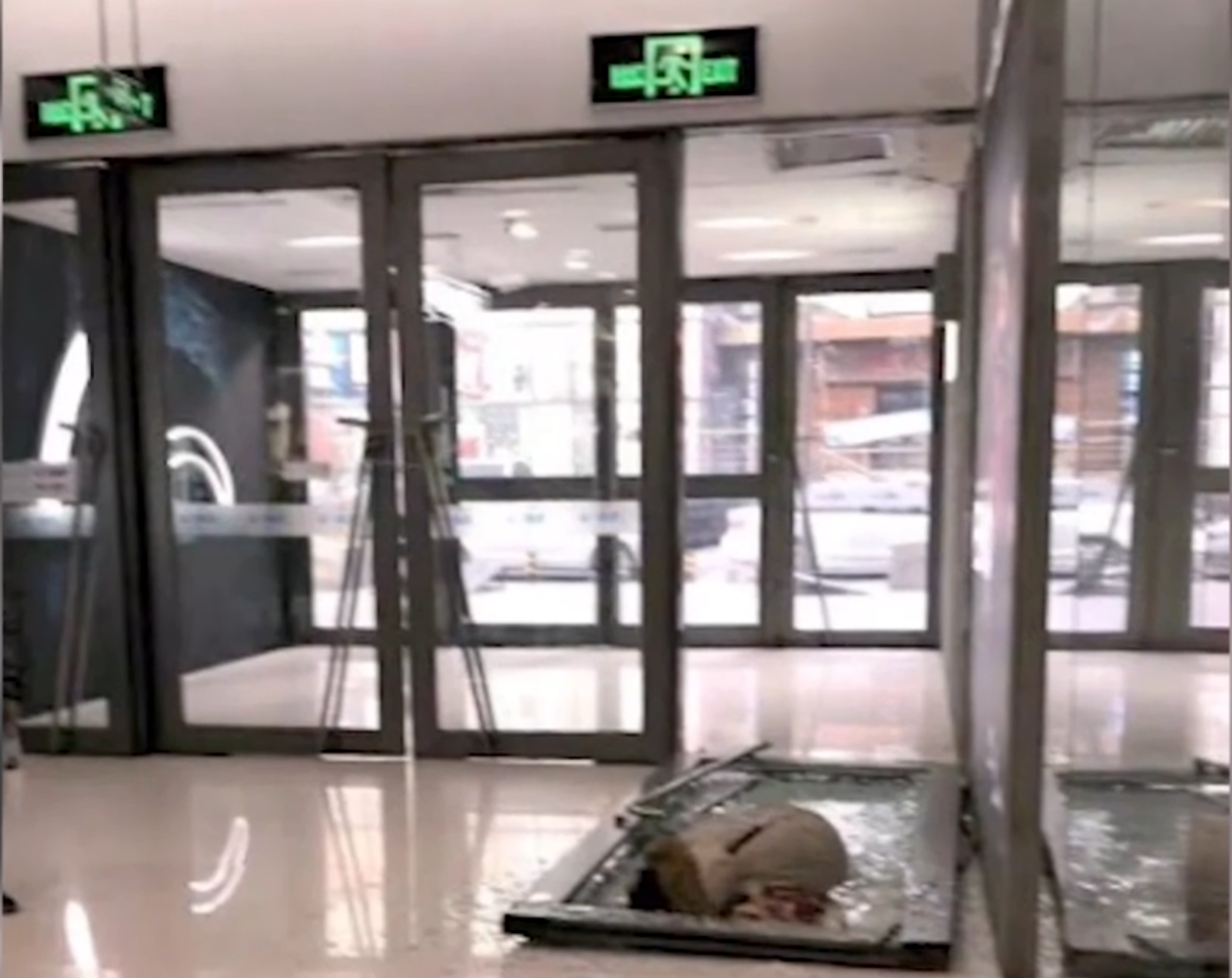 門用安全裝置，門倒砸人