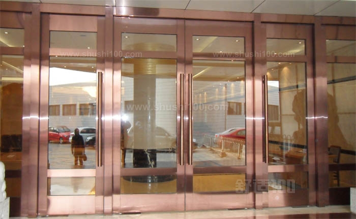 地彈簧門(mén)如何安裝才能安全牢固，防倒鏈?zhǔn)莻€(gè)好東西